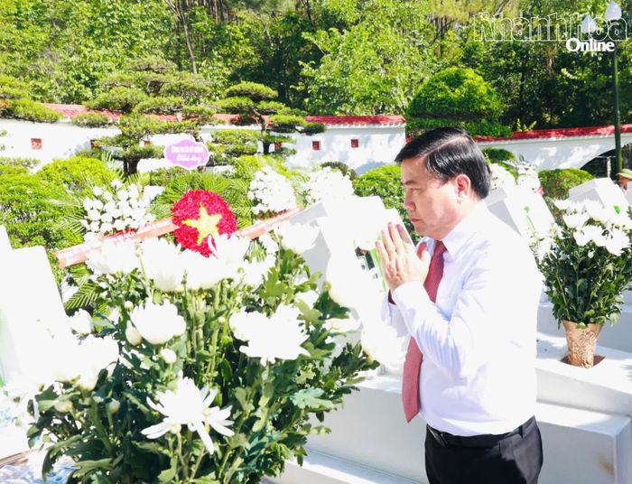 Đồng chí Lâm Đông dâng hoa tại khu mộ 10 nữ anh hùng liệt sĩ thanh niên xung phong.