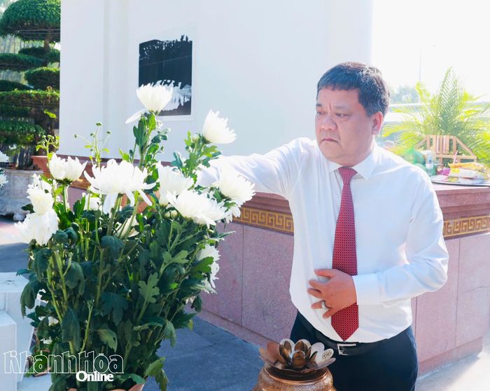 Bí thư Tỉnh ủy Trần Phong dâng hoa tại khu mộ 10 nữ anh hùng liệt sĩ thanh niên xung phong.