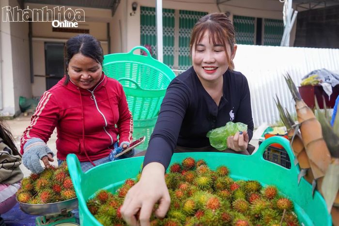 Chôm chôm được bày bán nhiều tại phiên chợ.