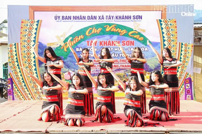 Biểu diễn tiết mục văn nghệ truyền thống tại phiên chợ.