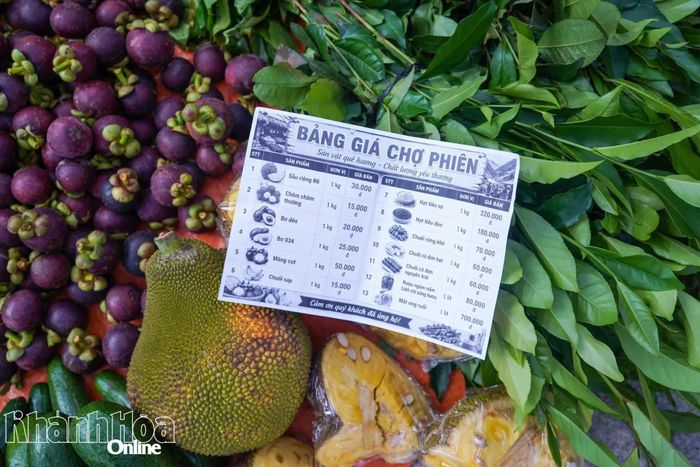 Các mặt hàng nông sản bày bán tại phiên chợ được niêm yết giá.