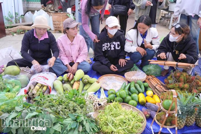 Một gian hàng bày bán nông sản tại phiên chợ. 
