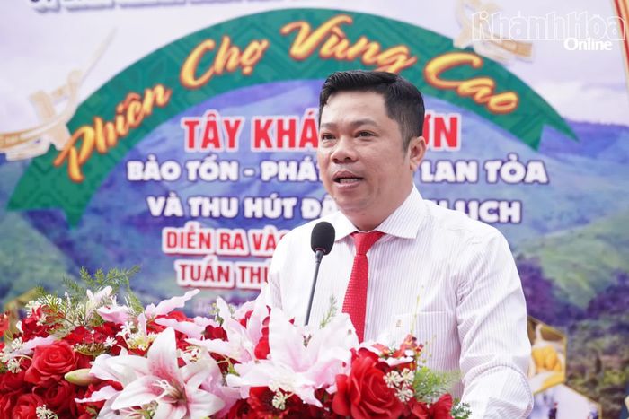 Ông Phạm Ngọc Hải - Bí thư Đảng ủy, Chủ tịch HĐND xã Tây Khánh Sơn phát biểu tại lễ ra mắt phiên chợ.