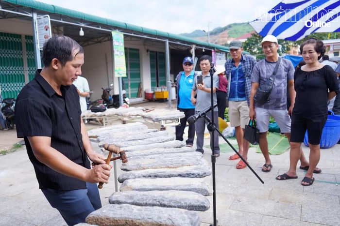 Du khách xem biểu diễn đàn đá Khánh Sơn.