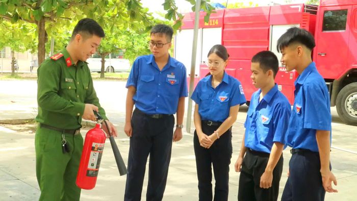 Cán bộ Đội Chữa cháy và cứu nạn, cứu hộ khu vực 9 hướng dẫn cách sử dụng bình chữa cháy.