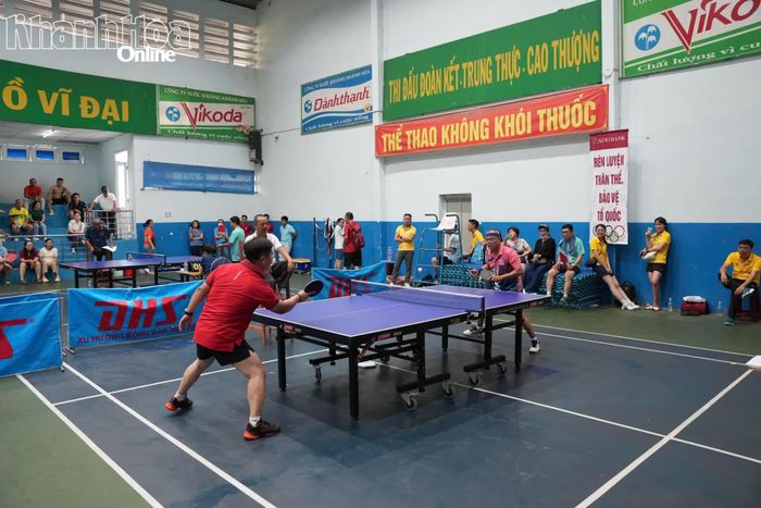 Các vận động viên thi đấu môn bóng bàn.