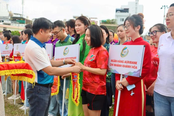 Lãnh đạo Ngân hàng Nhà nước Chi nhánh Khu vực 10 tặng hoa và cờ lưu niệm cho các đoàn tham gia hội thao.