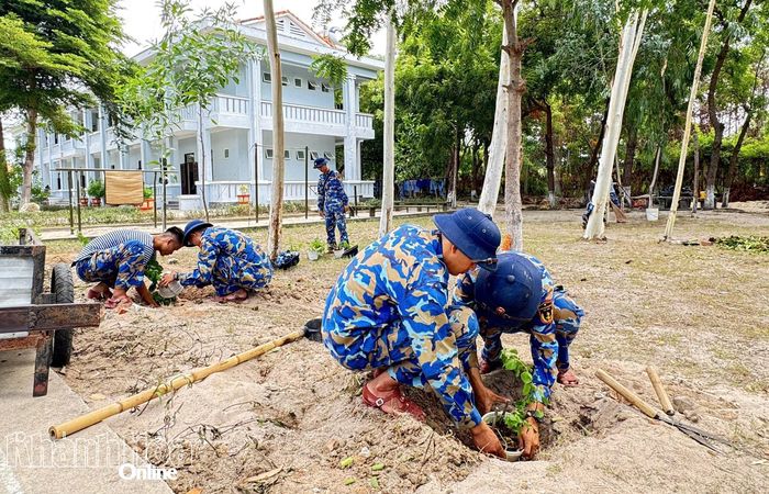 Đoàn viên, thanh niên trồng cây xanh tại khuôn viên các cơ quan, đơn vị.