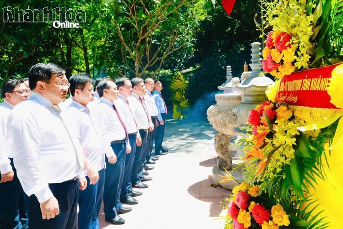 Đoàn công tác dâng hoa tại Đền tưởng niệm các anh hùng liệt sĩ đường 20 - Quyết thắng.