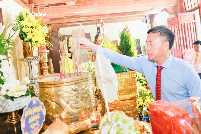 Chủ tịch UBND tỉnh Nguyễn Việt Hùng dâng hương tại Đền tưởng niệm các anh hùng liệt sĩ đường 20 - Quyết Thắng.