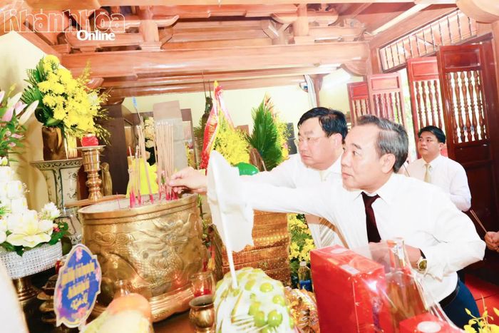 Các đồng chí lãnh đạo tỉnh dâng hương tại Đền tưởng niệm các anh hùng liệt sĩ đường 20 - Quyết Thắng.