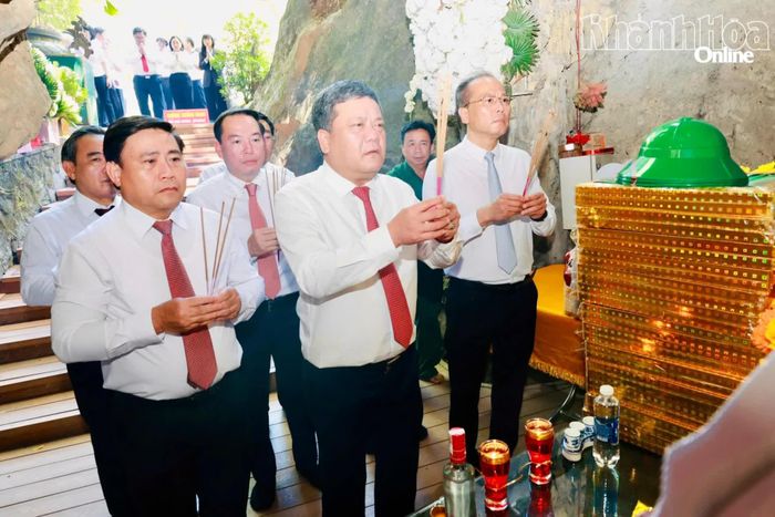 Bí thư Tỉnh ủy Trần Phong và các đồng chí lãnh đạo tỉnh dâng hương ở Khu di tích Hang Tám thanh niên xung phong.