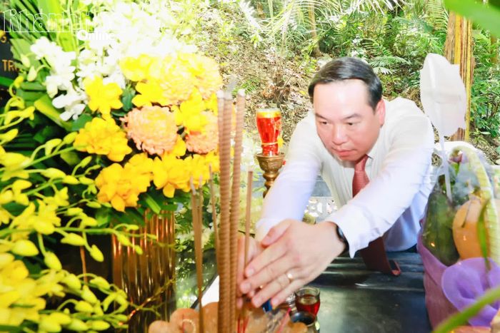 Phó Bí thư Thường trực Tỉnh ủy Hồ Xuân Trường dâng hương ở Khu di tích Hang Y tá.