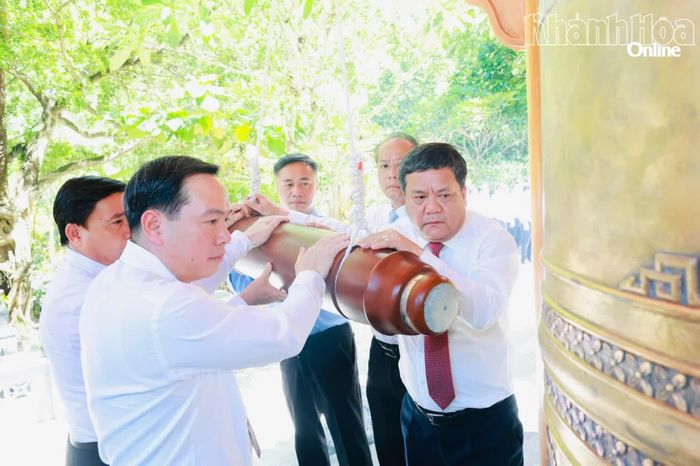 Các đồng chí Thường trực Tỉnh ủy thỉnh chuông tại Đền tưởng niệm các anh hùng liệt sĩ đường 20 - Quyết Thắng.