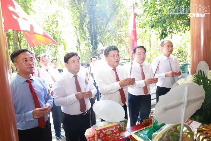 Các đồng chí Thường trực Tỉnh ủy dâng hương ở Khu di tích Hang Y tá.