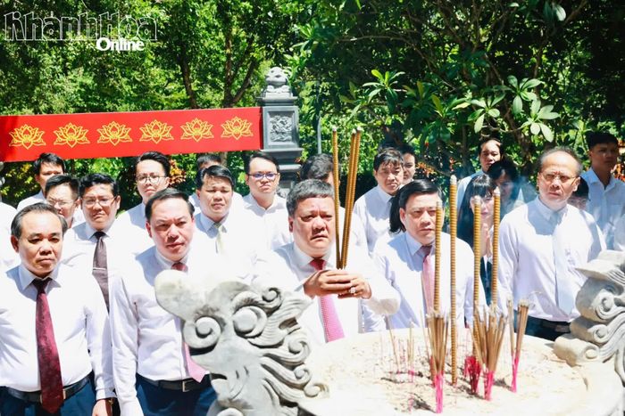 Các đồng chí Thường trực Tỉnh ủy dâng hương tại Đền tưởng niệm các anh hùng liệt sĩ đường 20 - Quyết Thắng.
