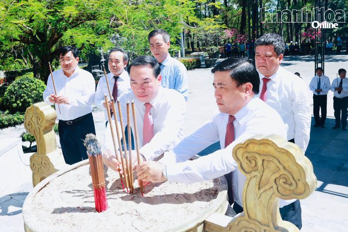 Đồng chí Hồ Xuân Trường và đồng chí Lâm Đông dâng hương tri ân các anh hùng liệt sĩ.