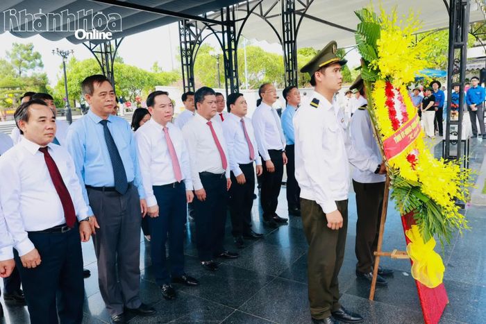 Đoàn công tác tỉnh Khánh Hòa dâng hương tại Nghĩa trang liệt sĩ quốc gia Đường 9.