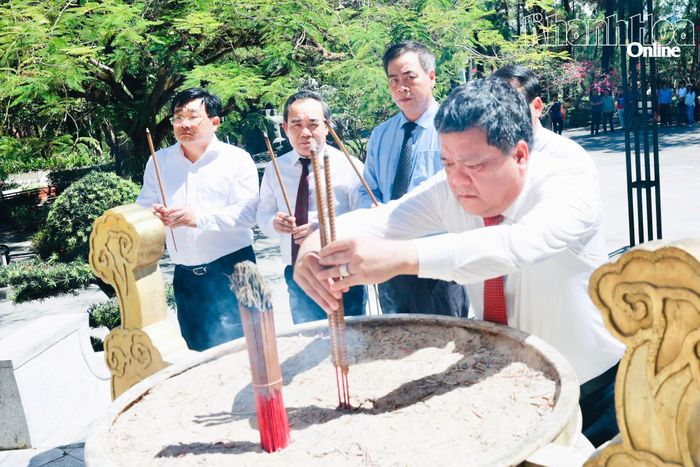 Bí thư Tỉnh ủy Trần Phong dâng hương tri ân các anh hùng liệt sĩ tại Nghĩa trang liệt sĩ quốc gia Trường Sơn.