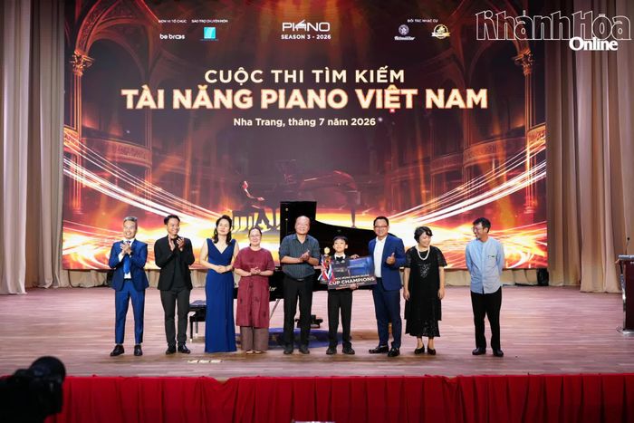 Ban tổ chức trao giải quán quân cho thí sinh nhóm chuyên nghiệp.