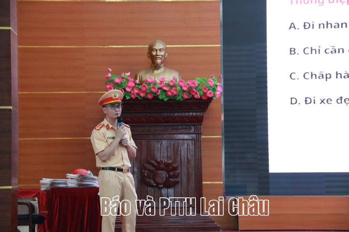Chiến sĩ Phòng Cảnh sát giao thông tuyên truyền tại hội nghị.