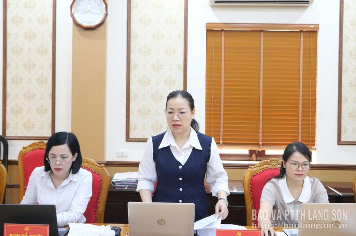 Đại diện Tổ Thư ký trình báo cáo kết quả triển khai cuộc thi