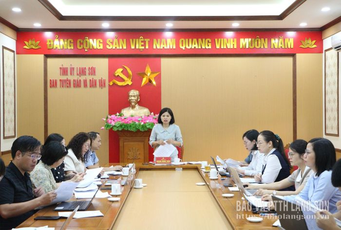Lãnh đạo Ban Tuyên giáo và Dân vận Tỉnh ủy phát biểu tại cuộc họp