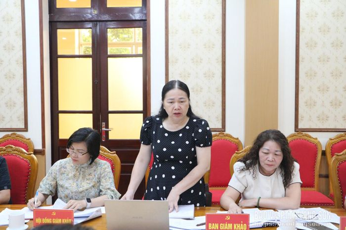 Lãnh đạo Trường Chính trị Hoàng Văn Thụ phát biểu tại cuộc họp