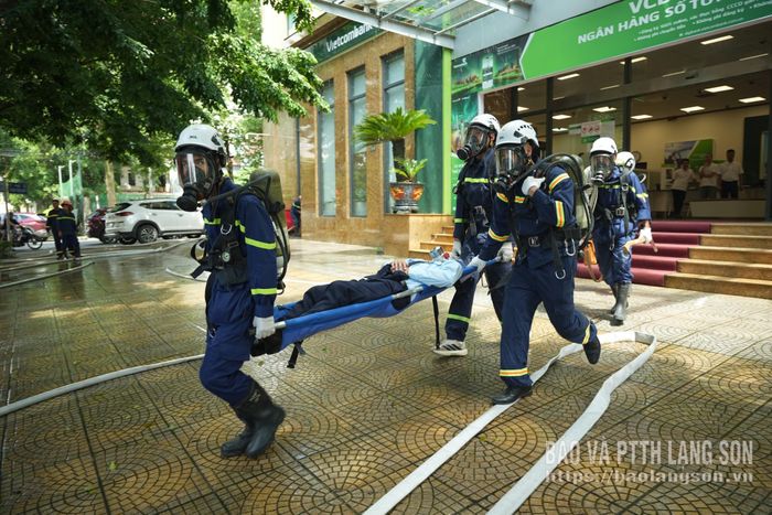 Lực lượng cảnh sát phòng cháy, chữa cháy và cứu nạn, cứu hộ di chuyển nạn nhân đến nơi an toàn