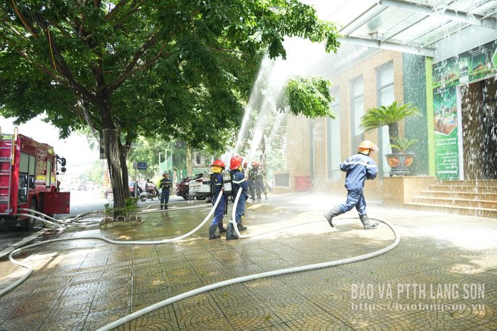 Lực lượng cảnh sát phòng cháy, chữa cháy và cứu nạn, cứu hộ phun nước chữa cháy, ngăn chặn cháy lan và dập tắt đám cháy