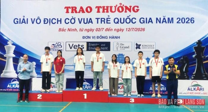 Vận động viên Lạng Sơn (áo đỏ bục số 2) nhận Huy chương Bạc nội dung cá nhân nữ lứa tuổi U17