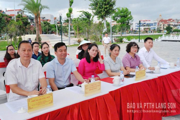 Các đại biểu tham dự lễ bàn giao