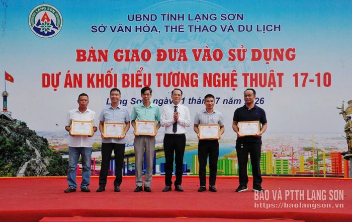 Lãnh đạo Sở VHTT&amp;DL trao giấy khen cho các tập thể, cá nhân có thành tích xuất sắc trong việc thực hiện vượt tiến độ dự án: Khối biểu tượng nghệ thuật tại Vườn hoa 17/10