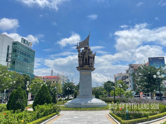 Khối biểu tượng nghệ thuật tại Vườn hoa 17/10