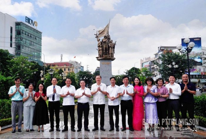 Các đại biểu chụp ảnh lưu niệm tại Lễ bàn giao, đưa vào sử dụng dự án: Khối biểu tượng nghệ thuật tại Vườn hoa 17/10