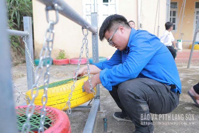 Đoàn viên, thanh niên hoàn thiện các hạng mục thuộc điểm vui chơi cho thiếu nhi Trường Tiểu học và THCS Vĩnh Yên, xã Quý Hòa