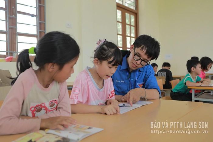 Đoàn viên, thanh niên cùng các em học sinh Trường Phổ thông Dân tộc Bán trú Tiểu học và THCS Quý Hòa đọc sách tại "Thư viện cho em" 