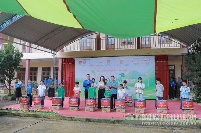 Đại diện các đơn vị trao quà cho trẻ em trên địa bàn xã Quý Hòa