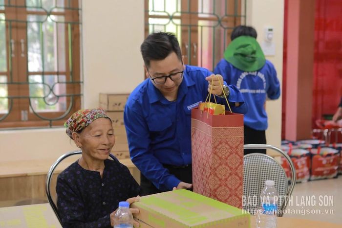 Lãnh đạo Đoàn Khối các cơ quan UBND tỉnh trao quà cho người có công, gia đình chính sách trên địa bàn xã Quý Hòa