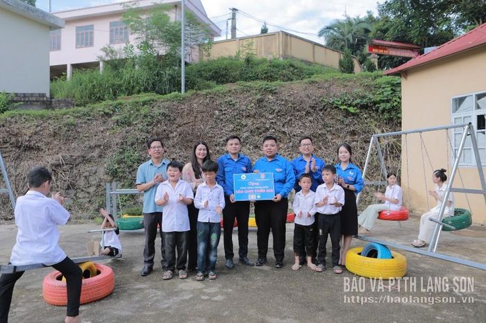 Đại diện các đơn vị bàn giao điểm vui chơi cho thiếu nhi cho Trường Tiểu học và THCS Vĩnh Yên, xã Quý Hòa