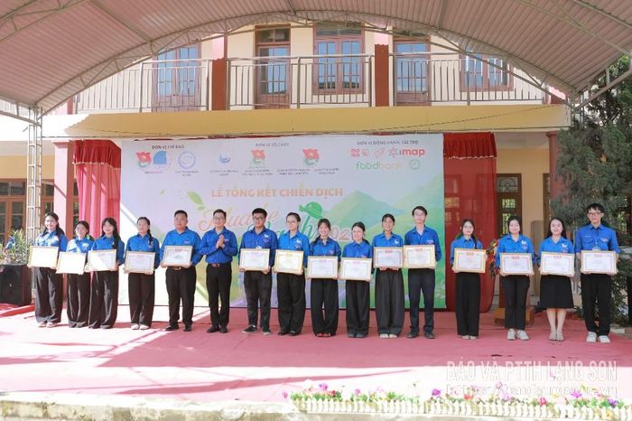 Lãnh đạo Đoàn Khối các cơ quan UBND tỉnh trao giấy khen cho các nhân xuất sắc