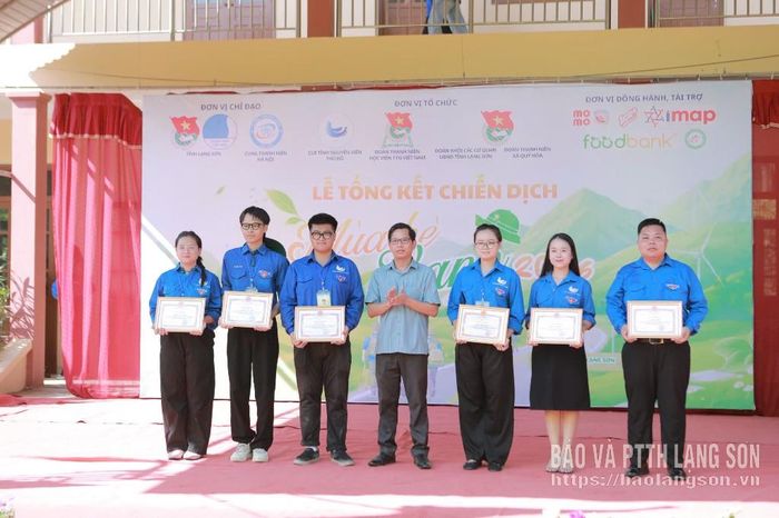 Lãnh đạo UBND xã Quý Hòa trao giấy khen cho các cá nhân xuất sắc