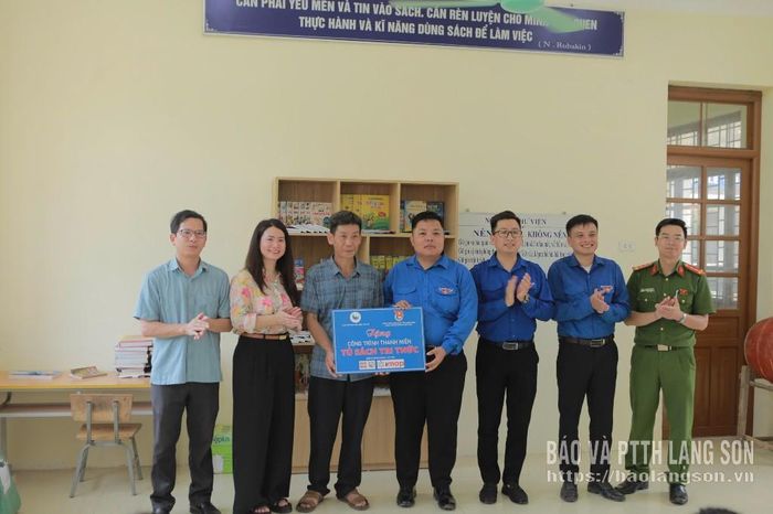 Đại diện các đơn vị bàn giao công trình "Thư viện cho em" tại Trường Phổ thông Dân tộc Bán trú Tiểu học và THCS Quý Hòa