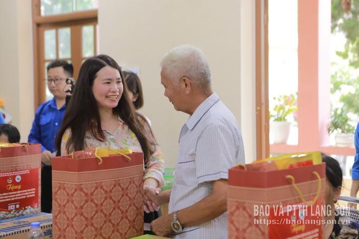 Lãnh đạo xã Quý Hòa trao quà cho người có công, gia đình chính sách trên địa bàn