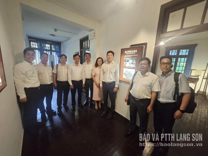 Đoàn đại biểu tỉnh Lạng Sơn thăm Bảo tàng Lịch sử Cách mạng Hồng Nham