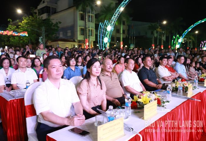 Các đại biểu dự chương trình khai trương Không gian văn hóa đường Hùng Vương