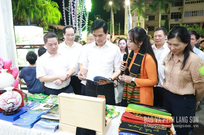 Các đại biểu tham quan gian hàng trưng bày sản phẩm du lịch Lạng Sơn 