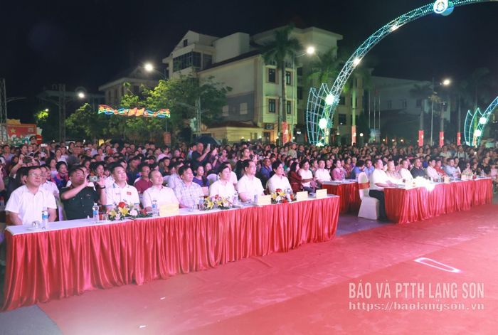 Các đại biểu và đông đảo người dân, du khách tham dự chương trình khai trương Không gian văn hóa đường Hùng Vương