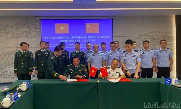Đoàn đại biểu hai bên ký kết biên bản hội đàm.