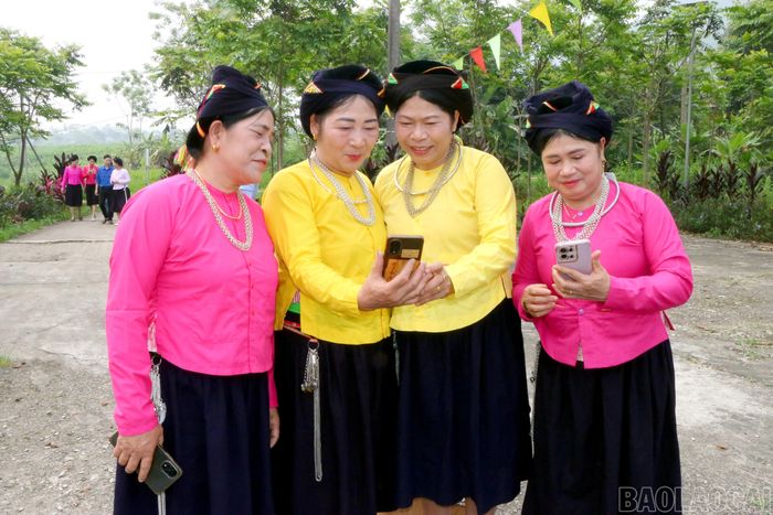 Người dân xã Lâm Thượng sử dụng điện thoại thông minh để tiếp cận các tiện ích số và dịch vụ công trực tuyến.